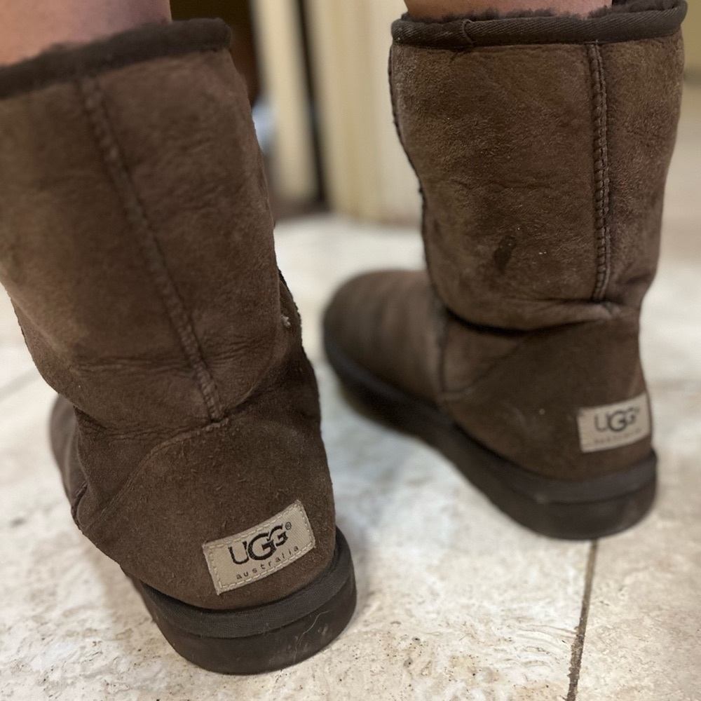 Women’s Short Chocolate Uggs Size 9